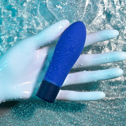 Selopa COBALT CUTIE -. The aqua product on a wet blue surface, tighter crop.